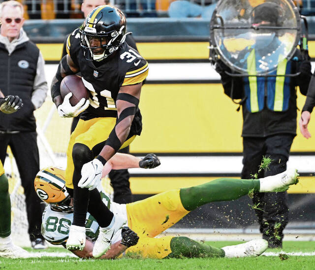 6780918_web1_ptr-SteelersPackers17-111323