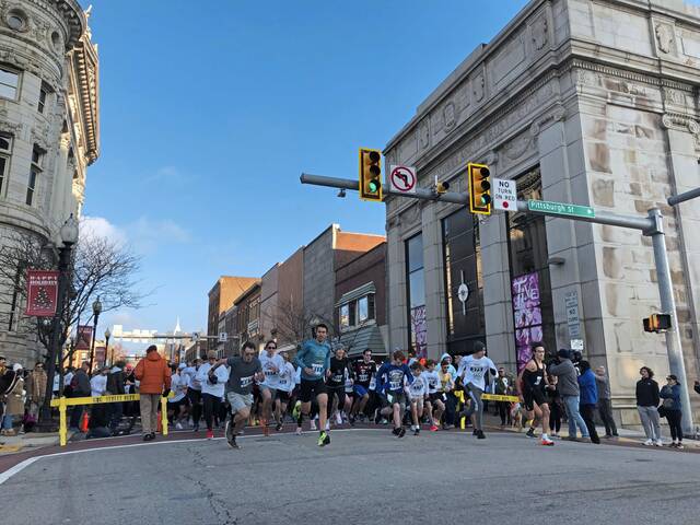 6787172_web1_gtr-turkeytrot10-112423