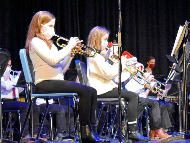 6790331_web1_hj-holidayextravaganza-113023-3