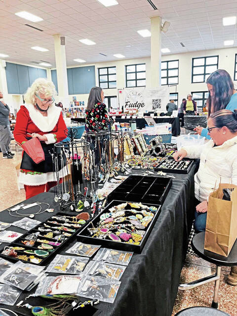 6791550_web1_gtr-PTHolidayMarket01-112323