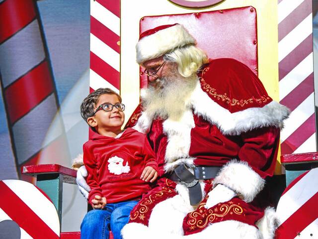 6795796_web1_pal-hometownchristmas-113023-1