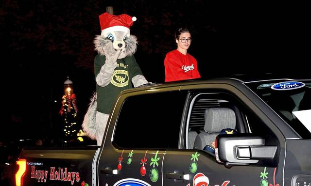 6795796_web1_pal-hometownchristmas-113023-3