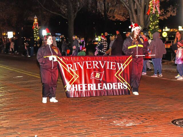 6795796_web1_pal-hometownchristmas-113023-4