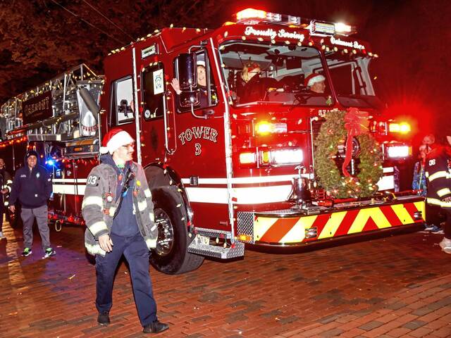 6795796_web1_pal-hometownchristmas-113023-5