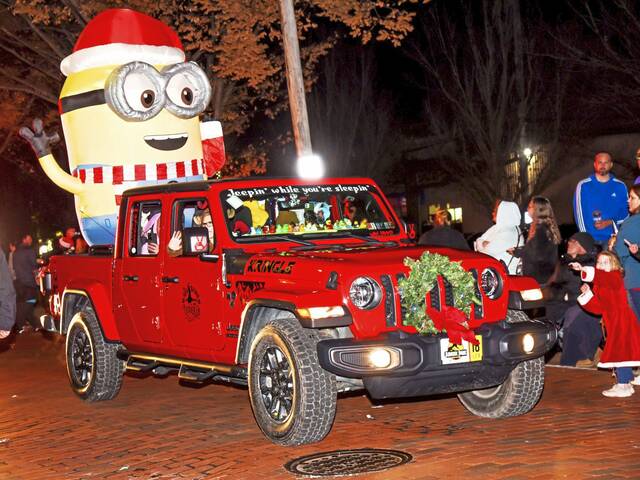 6795796_web1_pal-hometownchristmas-113023-6