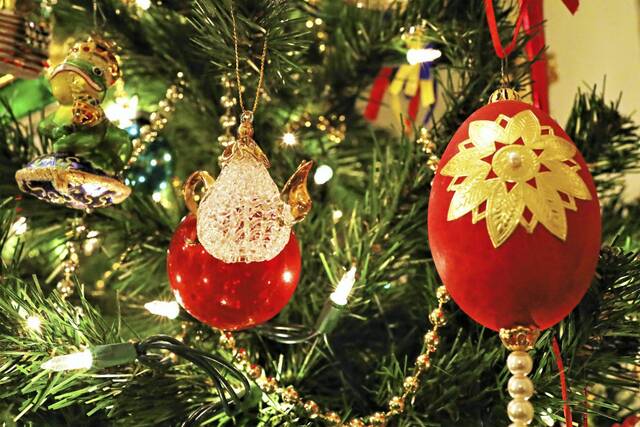 6806878_web1_WEB-christmas-ornaments-6