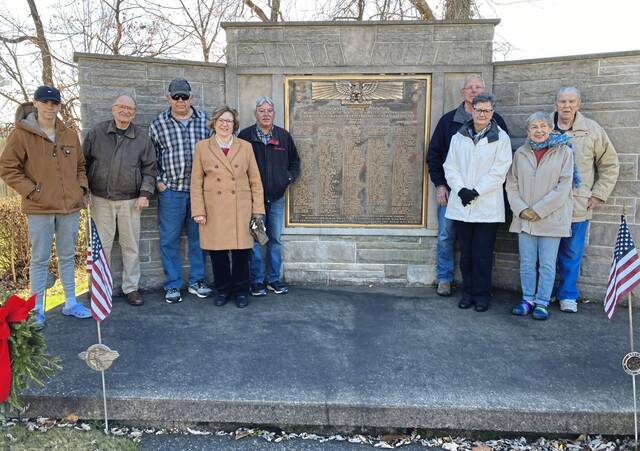 6809739_web1_vnd-harrisonwreaths-112923