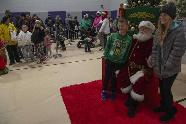 6816612_web1_vnd-plumchristmas10-120123