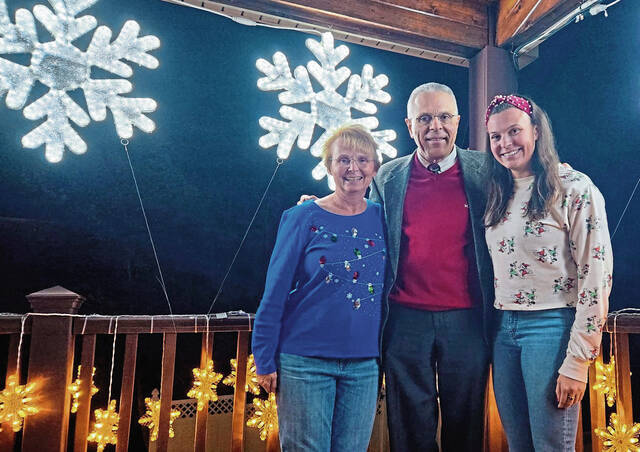 6818068_web1_gtr-XmasDecorations-113023
