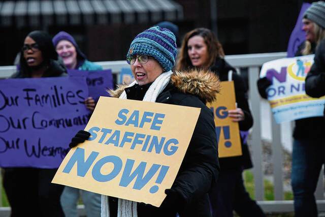 6820060_web1_gtr-SEIUpicket002-120223