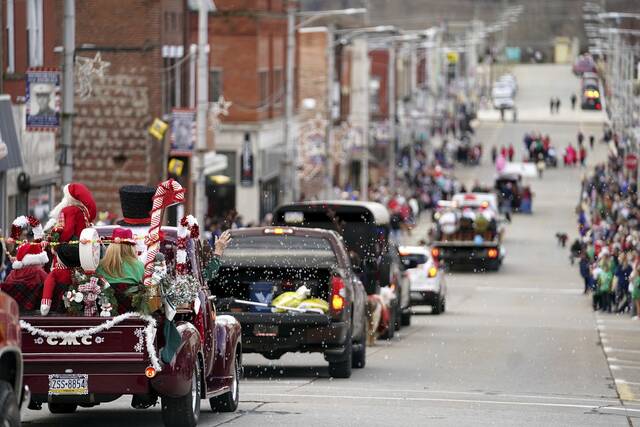 6827362_web1_gtr-LO-JeannetteParade004-120323-