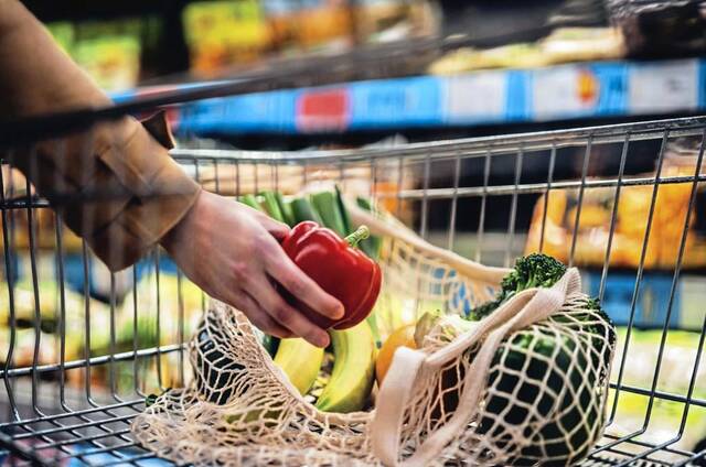 6838992_web1_Groceries