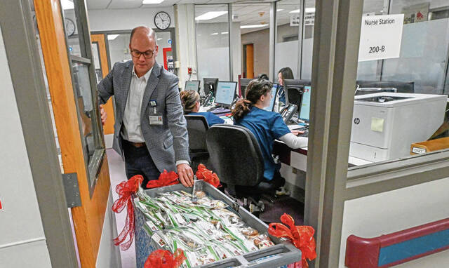 6848166_web1_gtr-HealthcareOnXmas2VND-122423