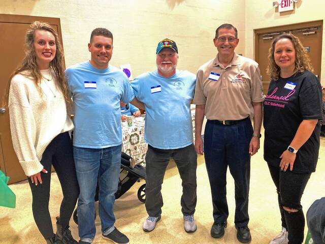 6851339_web1_te-pitcairnparty-122123-5
