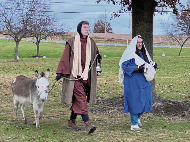 6852704_web1_Codey-Smith-portraying-Joseph-and-Julie-Cornelius-as-Mary-enter