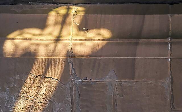 6860460_web1_web-churchcross