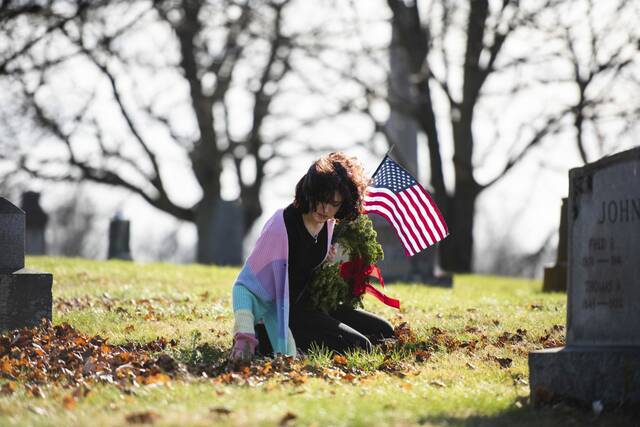 6871591_web1_gtr-wreathlaying1-121723