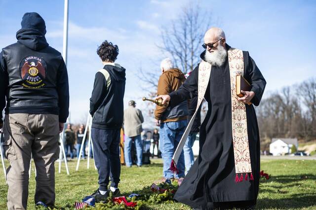 6871591_web1_gtr-wreathlaying10-121723