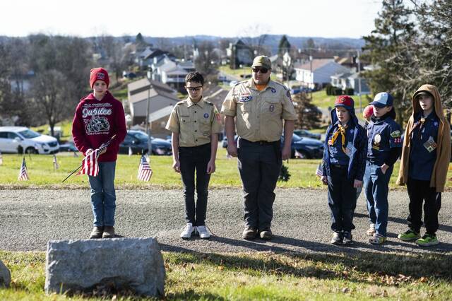 6871591_web1_gtr-wreathlaying13-121723