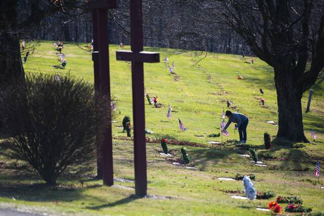 6871591_web1_gtr-wreathlaying5-121723