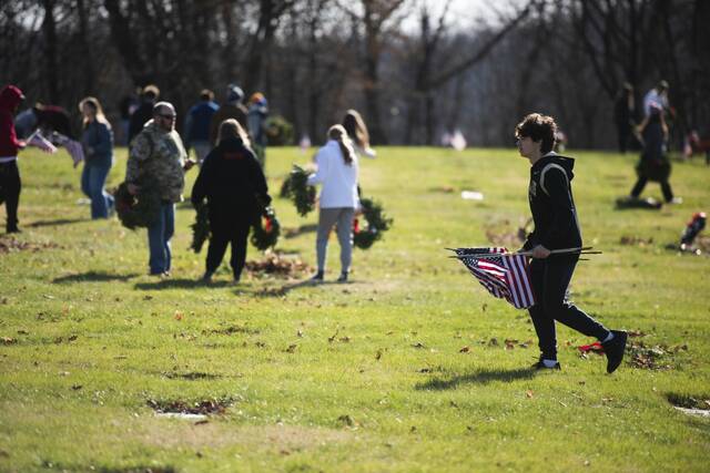 6871591_web1_gtr-wreathlaying6-121723