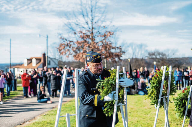 6871591_web1_gtr-wreathlaying8-121723