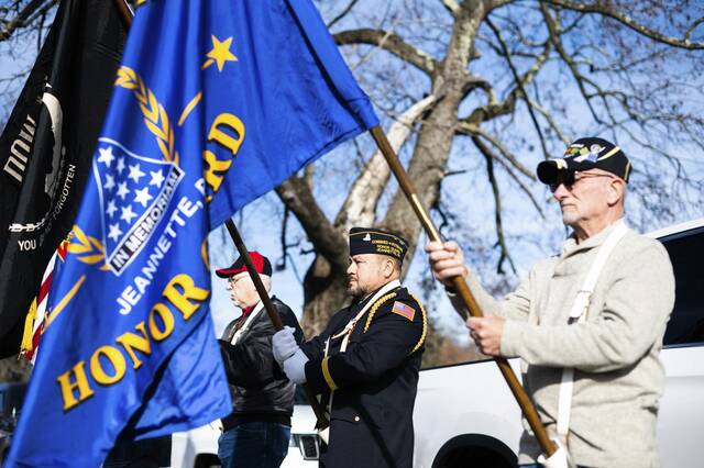 6871591_web1_gtr-wreathlaying9-121723