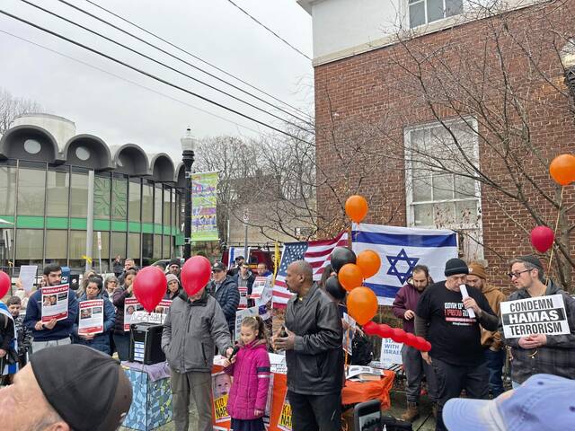 6893041_web1_gtr-JewishVigil02