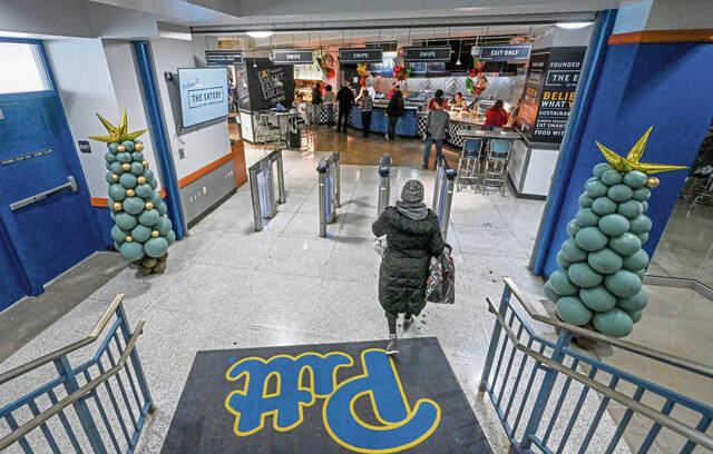 6893406_web1_PTR-XMasAtPitt2-122623