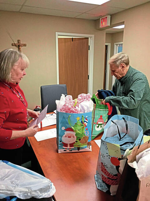 6877133_web1_gtr-CatholicCharitiesVolunteers-122723