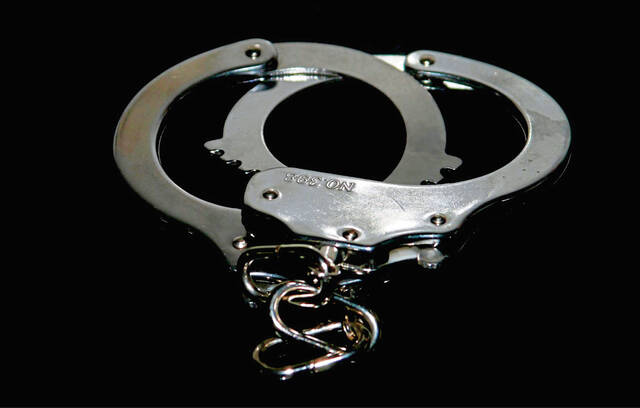 6909795_web1_Handcuffs5