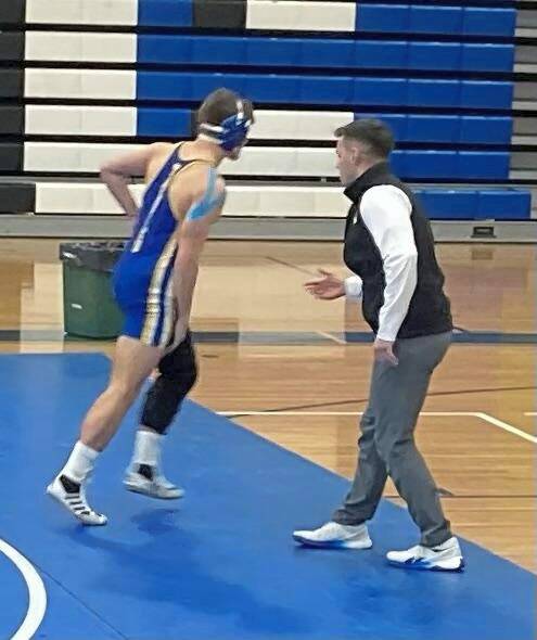Senior battles through knee injury for surprising Hampton wrestling team