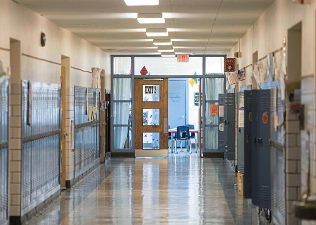 6949987_web1_hallway