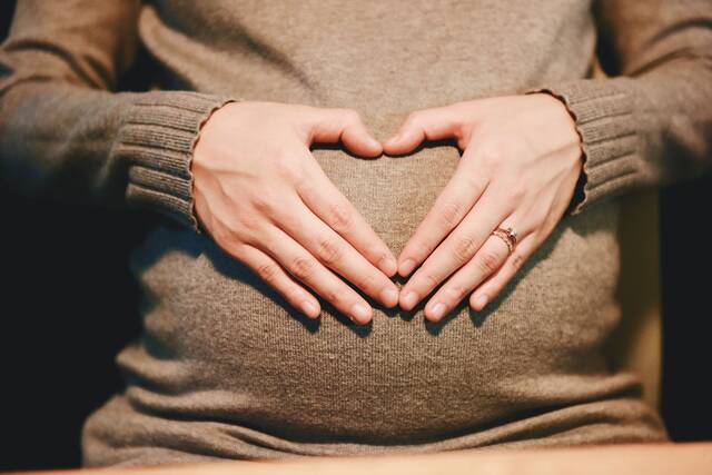 6989790_web1_web-pregnant