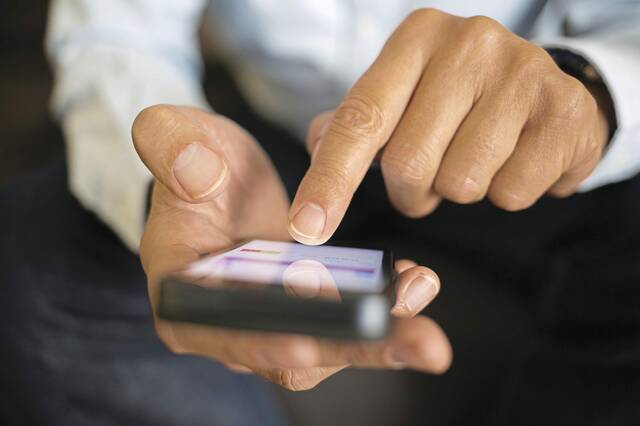 7024155_web1_web-cellphone