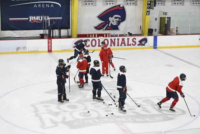 7059592_web1_ptr-BenzRMUHockey01-110222