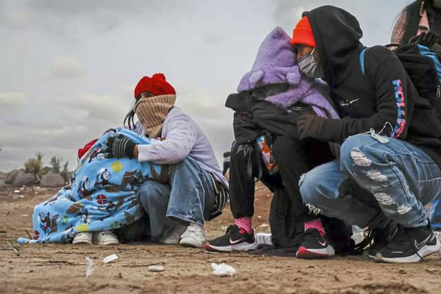 7089278_web1_US-NEWS-CALIF-MIGRANTS-LA