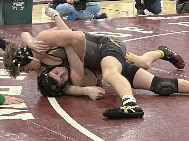 Bentworth’s Chris Vargo pulls huge upset at 2A wrestling Southwest Regional