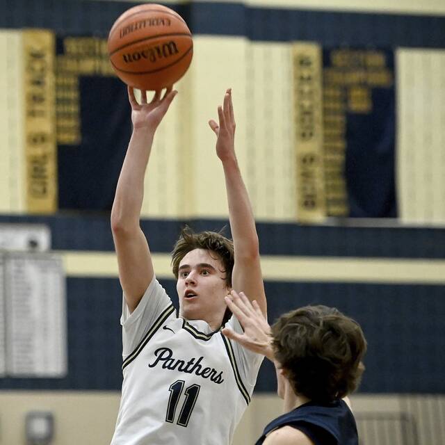 Franklin Regional hits key shots in 4th quarter, takes care of Warwick in PIAA 1st round