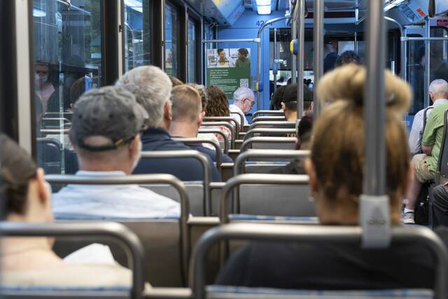 7141840_web1_Ptr-MorningCommuters001-072723-