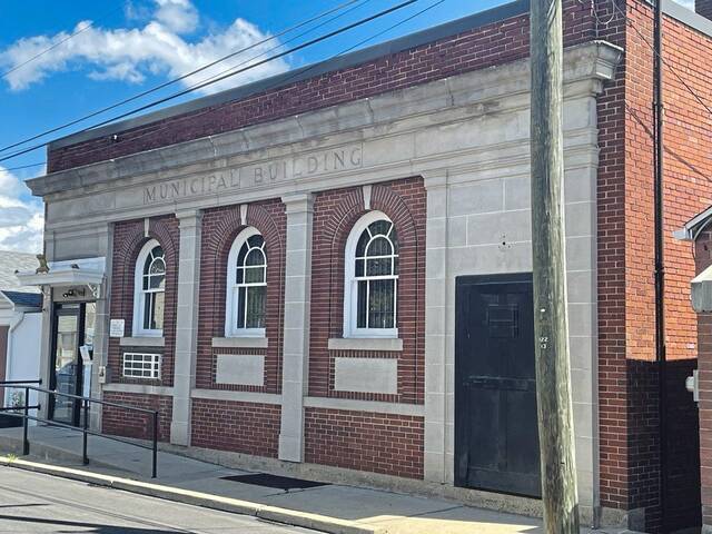 7151660_web1_vnd-EastDeerMuniBldg