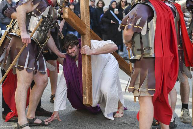 7197983_web1_gtr-lo-WayOfCross002-033024