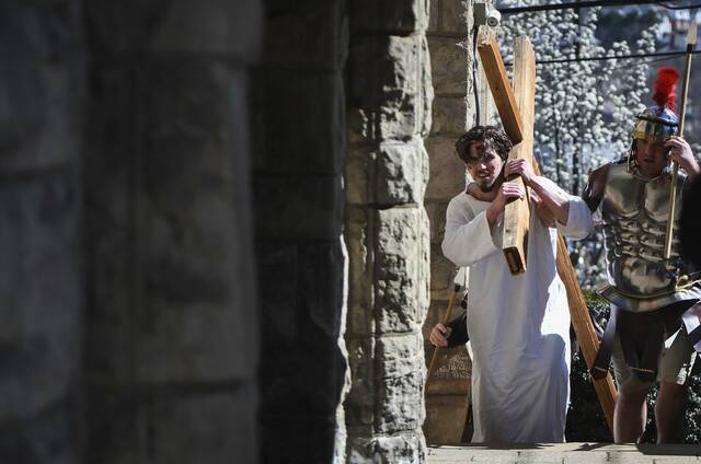7197983_web1_gtr-lo-WayOfCross005-033024