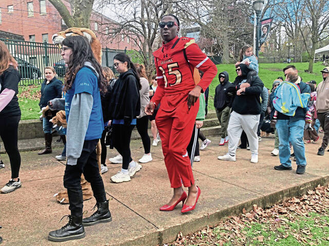 7210378_web1_gtr-WalkaMile3-041424