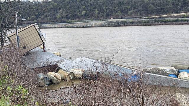 7243995_web1_ptr-Barges-RD02-040124