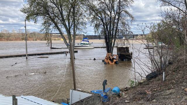 7243995_web1_ptr-Barges-RD11-040124
