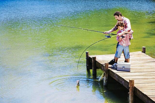7260036_web1_Kid-and-Dad-Fishing