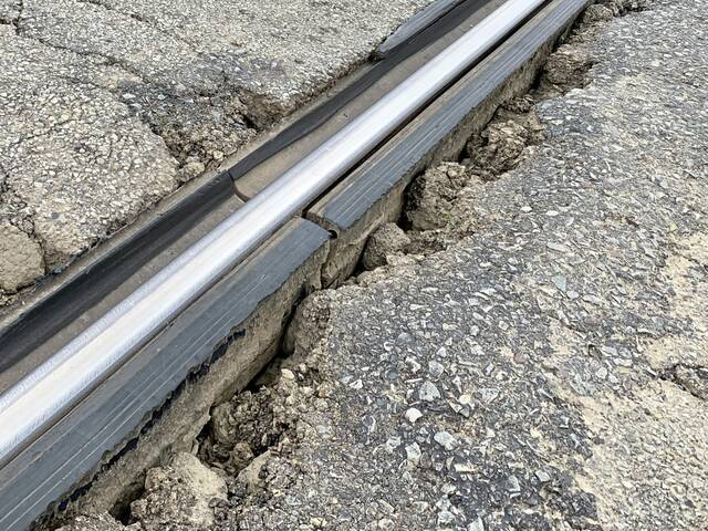 7276674_web1_vnd-tarpotholes1-042424