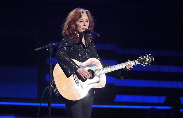 7299494_web1_ptr-bonnieraitt-073022