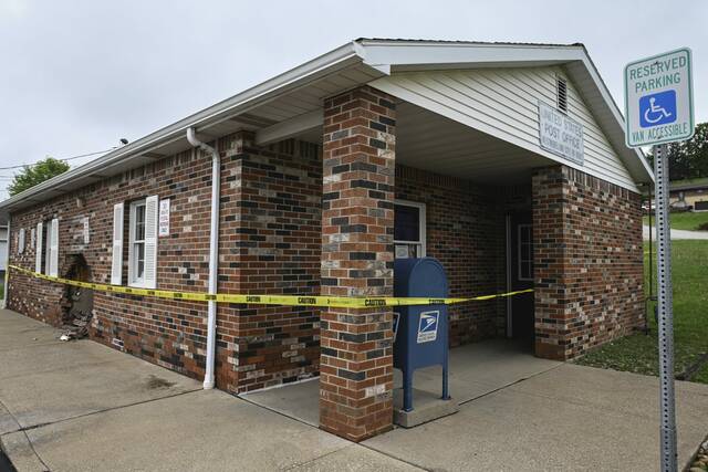7319292_web1_gtr-CarIntoPostOffice002-050724